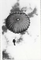 PARACHUTISME  Dans Le Ciel De PAU - Parachutespringen