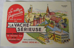 Buvard Pub LA VACHE SERIEUSE Crème De Gruyère Village Grosjeanville Illustrateur L.G. Fromage Moulin Chateau Fort Usine - Milchprodukte