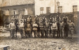 CPA 1257 - MILITARIA - Carte Photo Militaire - Groupe De Chasseurs Alpins Dans Une Cour - Personen