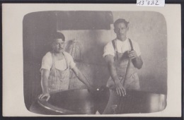 Riggisberg - Käsegeschäft : Chef Und Mitarbeiter Hinten Den Kochkessel ; Ca 1922 (13´382) - Riggisberg 