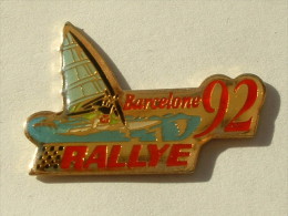 PIN´S  PLANCHE A VOILE - RALLYE BARCELONE 92 VOILE BLEUE - Voile