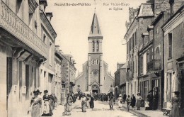NEUVILLE En POITOU   Rue Victor Hugo Et Eglise - Neuville En Poitou