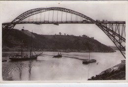 Delcampe - La Roche-Bernard.. Un Brick-Goëlette Remorqué Sous Le Pont Suspendu.. Bateau.. Péniche.. Gabare - La Roche-Bernard