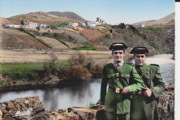 CPSM PAYS BASQUE CARABINIERS ESPAGNOLS EN FACTION SUR LA BIDASSOA EN FACE VILLAGE DE BIRIATOU EN FRANCE 1959 - Biriatou