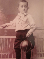 AVANT 1900 >>ENFANT  à La Mode Avec Son Jouet Ballon  Bel Habit Superbe !! PHOTO PHOTOGRAPHIE  TYPE CARTE DE VISITE - Albums & Collections