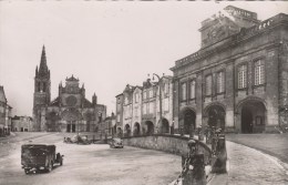 BAZAS    LA MAIRIE ET LA CATHEDRALE     FORMAT CPA - Bazas