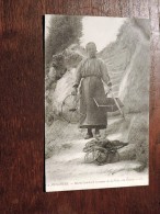Delcampe - Carte Postale Ancienne : MESCHERS : Marie Guichard Rentrant De La Pêche à La Grotte - Meschers