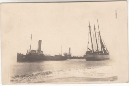 Vissersboot "Haworden Castle" Uit London Gestrand Aan Een Golfbreker Te Westende 1932, Fotokaart (pk16077) - Pêche