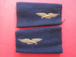 Militaria Paire D'épaulette Grade Armée De L'air Française Aigle Doré Feutrine Sur Fond Bleu Marine équipement Militaire - Fliegerei