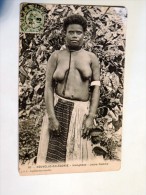 Carte Postale Ancienne : Nouvelle Calédonie : HIENGHENE, Jeune Femme Aux Seins Nus, Timbre 1913 - New Caledonia