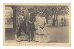 11932 -  Zambèze Imuiko Frère De Véta Et Ses Deux Femmes Devant La Chapelle De Séshéké - Sambia