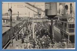 33 - PAUILLAC --  Embarquement Des Passagers à Bord D'un Paquebot - Pauillac