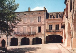 Monflanquin - La Place Avec La Mairie. - Monflanquin