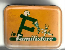 BOITE A GATEAU  METAL MAGASIN LE FAMILISTERE E  18 CM PAR 13 CM SUR 8 CM DE HAUTEUR AU FOND RELIEF INSCRIPTION DAMOISEAU - Boxes