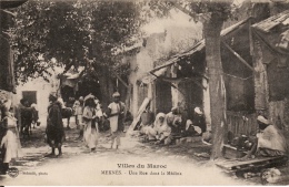 CP AFRIQUE - MAROC -MEKNES - UN RUE DANS LA MEDINA - ECRITE EN 1920 - Meknès