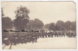 GROUPE D OFFICIERS EN PLEIN TRAVAIL SUR UNE PLACE - CARTE PHOTO MILITAIRE - - Regimente