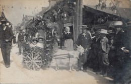 CAVALCADE DE COUDEVILLE ? MANCHE  CHEVRE ATTELEE CARTE PHOTOGRAPHIQUE Postée CERENCES JUIN 1906 - Autres Communes