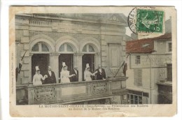 CPA LA MOTHE SAINT HERAY (Deux Sèvres) - Présentation Des Rosières Au Balcon De La Maison Des Rosières - La Mothe Saint Heray