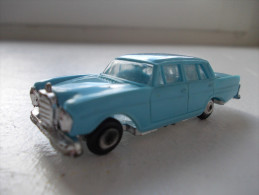 MICRO NOREV. Ech 1:87 - Mercedes 220 SE Bleu. Année 60 - - Schaal 1:87