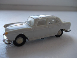 MICRO NOREV. Ech 1:87 - Peugeot 404 Grise. Année 60 - - Massstab 1:87