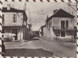 M16 LIVERNON LA POSTE ET LE CENTRE DU BOURG Coupée - Livernon