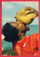 164075 / AFRICA , COCO NUT MILK ,  Women Are Drinking Milk From Coconut, Les Femmes Boivent Du Lait De Noix De Coco - Africa