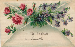 COMBLES - Jolie Carte Fantaisie Gaufrée Fleurs Roses Et Violettes "Un Baiser De COMBLES " (embossed Postcard) - Combles