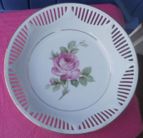 Plat Ou Corbeille En Porcelaine Aux Rebords Ajourés, Motif D'une Rose à L'intérieur - Autres & Non Classés