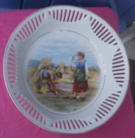 Plat Ou Corbeille En Porcelaine Aux Rebords Ajourés, Motif Jeunes Enfants Ramassant Le Foin - Otros & Sin Clasificación