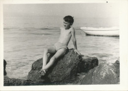 REAL PHOTO,Naked  Boy   Sitting On Rocks On Beach ,Garçon Nu Assis Sur Des Rochers Sur La Plage , Photo ORIGINAL - Other & Unclassified