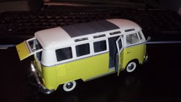 VOLKSWAGEN COMBI SPLIT  " SAMBA "  MAISTO Jaune Et Blanc Découvrable , Hayon Et Porte Latérale Amovible - Echelle 1:87