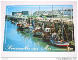 (322) -1- Carte Postale Sur Courseulles Sur Mer Le Chenal Bateau De Peche Sur Quai - Courseulles-sur-Mer