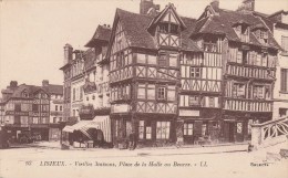 LISIEUX (Calvados) - Vieilles Maisons, Place De La Halle  Au Beurre - Lisieux