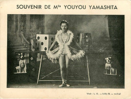 Spectacle - Artistes - Cirque  ? - Magie  ? - Chiens - Chien - Dogs - Dog - Melle Youyou Yamashita - 2 Scans - état - Artistas