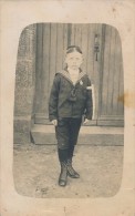 CPA Carte-photo D'un Enfant Communiant Décoré D'une Médaille Militaire à Titre Posthume - War 1914-18