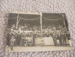 A268. CPA . Carte Photo. En Pleine Foire .Les Hommes Nous En Ferons Des Soldats. à Situer  Beau Plan Animé. Non Ecrite - Fiere