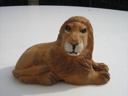 Lion Sculpté En Bois  - Hauteur 6 Cm  Longueur 9.5 Cm   - Travail Artisanal - Bois