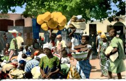 N°42561 -cpsm Atakpame -marchande De Calebasses - Togo