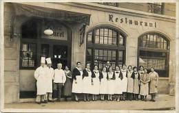 - Ref F253 - A Identifier - Carte  Photo - Photo De Groupe Devant Le Restaurant Doucel - Carte Photo Bon Etat - - Restaurants