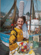 29 - LESCONIL - Reine De Cornouaille Et Des Brodeuses En Riche Costume Bigouden Sur Le Port De Lesconil. - Lesconil