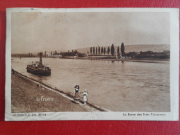 CPA  - 68 ALSACE HAUT RHIN HUNINGUE  "La Borne Des Trois Puissances" Alsaciennes, Péniche 1939  Ed: A  KANLTZER - Huningue