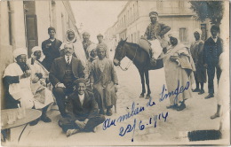 Souk Ahras  Carte Photo Belisson Au Milieu De Linges 1914 Un Colon Cravaté Au Milieu D Arabes - Souk Ahras