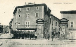 CPA 63 ISSOIRE ENTREE DE LA RUE DU PONT ET DU BOULEVARD DE LA SOUS PREFECTURE - Issoire