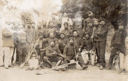 CPA 1315 - MILITARIA - Carte Photo Militaire - Soldats N° 17 Sur Les Cols - Carte Etat Moyen - Personen