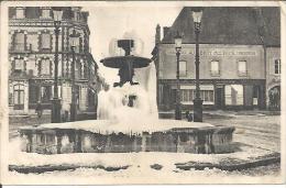 301. HENRICHEMONT. PLACE HENRI IV ET RUE DE BOURGOGNE. LA FONTAINE EN HIVER. - Dun-sur-Auron