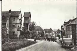 Puttelange  57    La Route De Sarreguemines Tres Tres Animée Voitures Et Eglise Provisoire - Puttelange