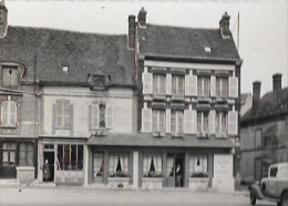 CHARTEAUNEUF-en-THIMERAIS " Hotel Du Lion D'Or " Magnifique Voiture Du Boulanger - Châteauneuf