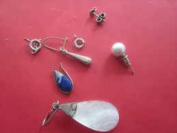 Anciens Bijoux  De Fantaisie Vintage  Boucles D'oreille Unique Depareillées De Matiéres Diverses ->>> Voir Les - Earrings