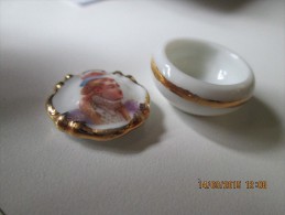 Vintage Miniature En Porcelaine De Limoges - Boite à Pilules -  Collection, Vitrine - Koffer