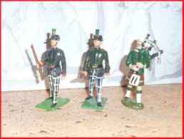 3 Soldats écossais  Britains Made In England - Tin Soldiers